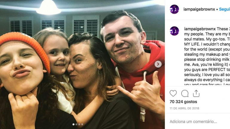 Millie com os três irmãos. A imagem foi publicada na conta de Instagram da irmã mais velha