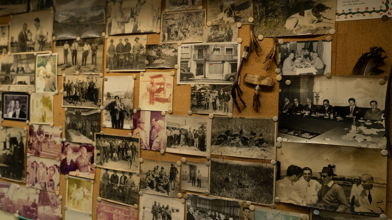 As paredes do escritório de Ilda estão repletas de memórias. Nas paredes há fotos, medalhas, penas e patas de pássaro