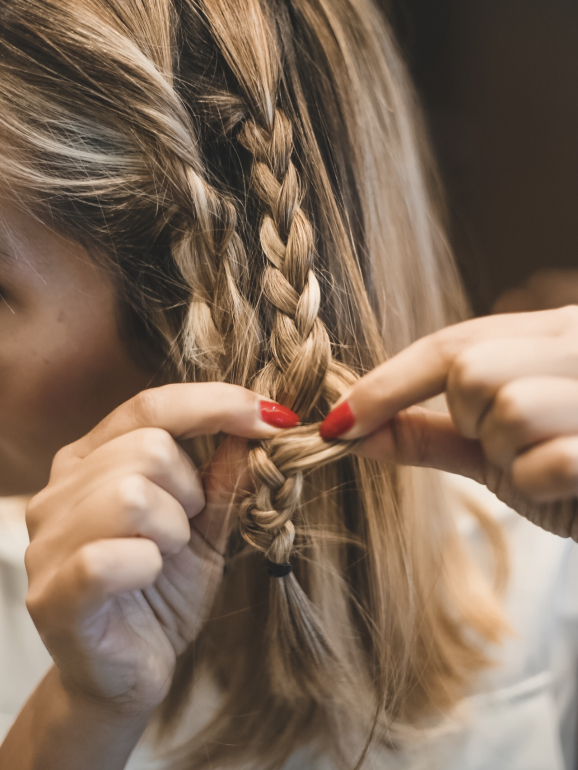 Sugestão de penteado: um semi apanhado com tranças