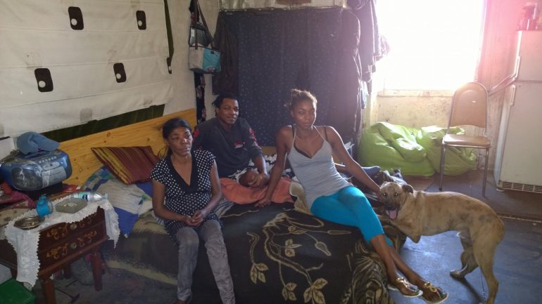 Gonçalo Gouveia encontrou uma família cabo-verdiana a viver num chalé abandonado.