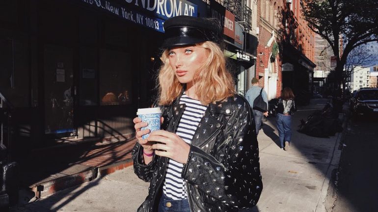 Esla Hosk a beber o seu café matinal 