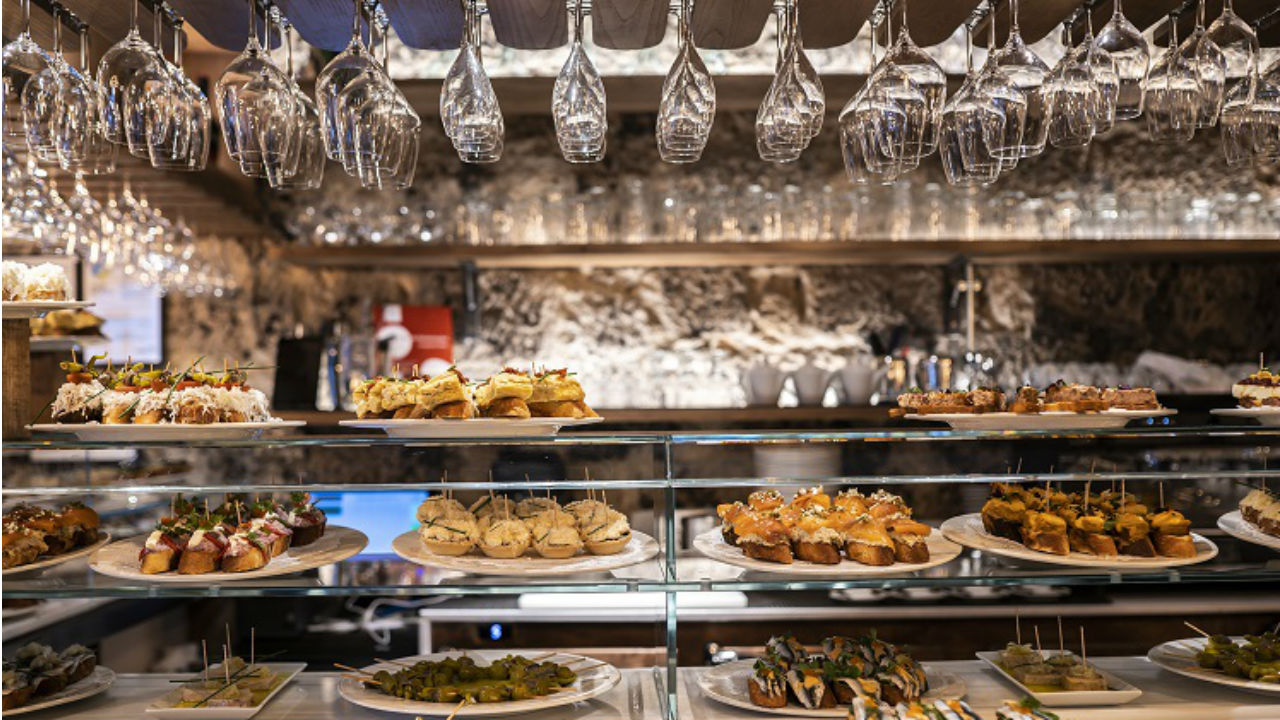 Zona da 'barra de pintxos', típica na cultura basca, onde se apresentam pequenas porções desta gastronomia 