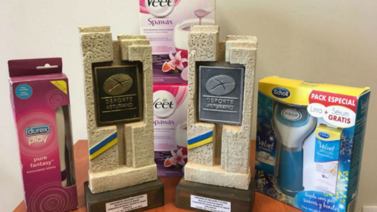 As jogadoras receberam os troféus acompanhados de outros presentes