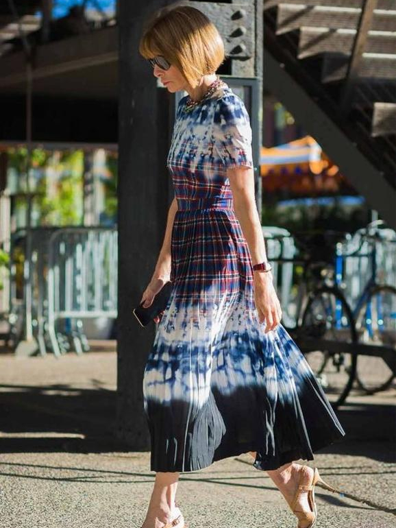 Anna Wintour, editora-chefe da 'Vogue' americana, com vestido Tie Dye