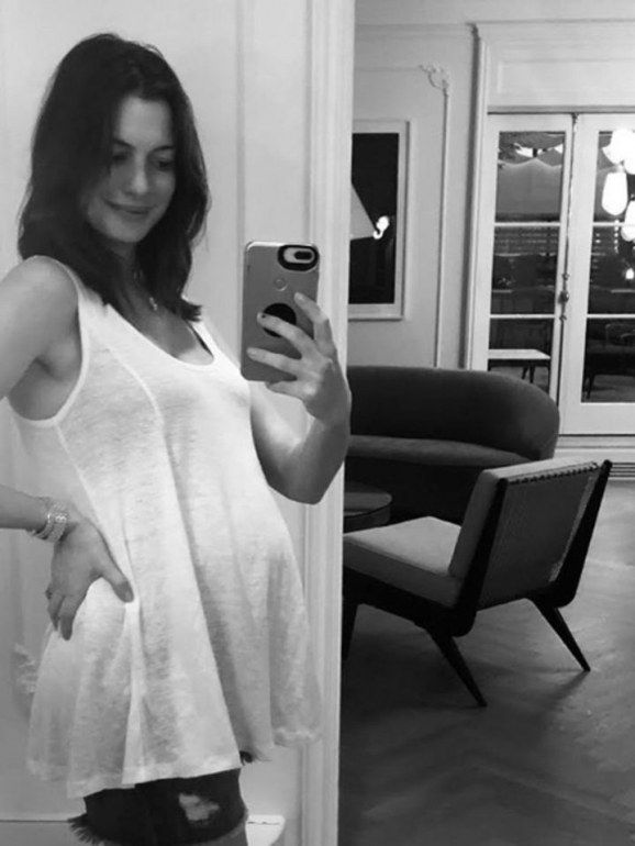 Anne Hathaway não revelou o tempo da gravidez, mas a barriga já é evidente