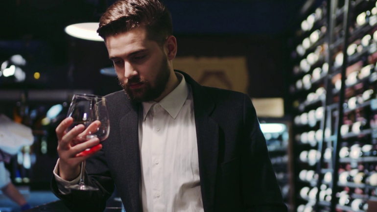 Não é assim que se segura num copo de vinho