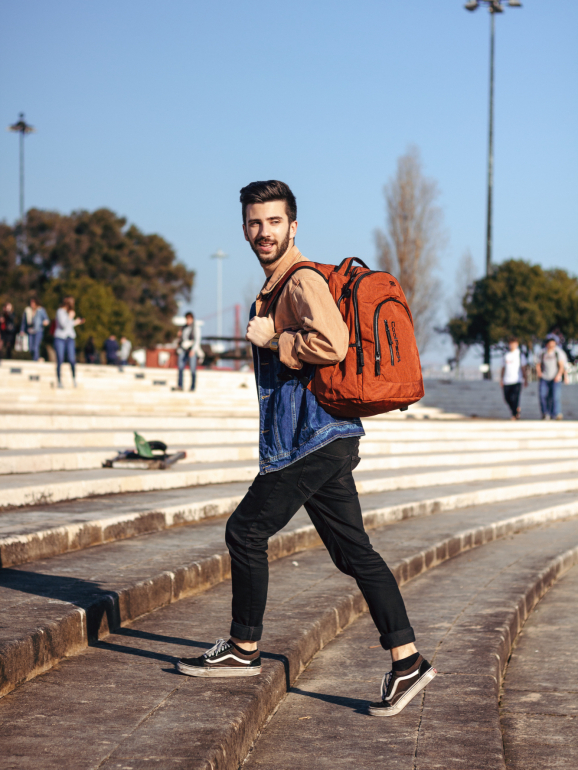 João tem 21 anos, estuda e trabalha numa loja