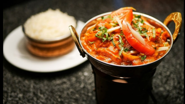 Há chicken tika masala (8,50€), caril de cabrito (8€) e grão com molho de caril (7,50€)