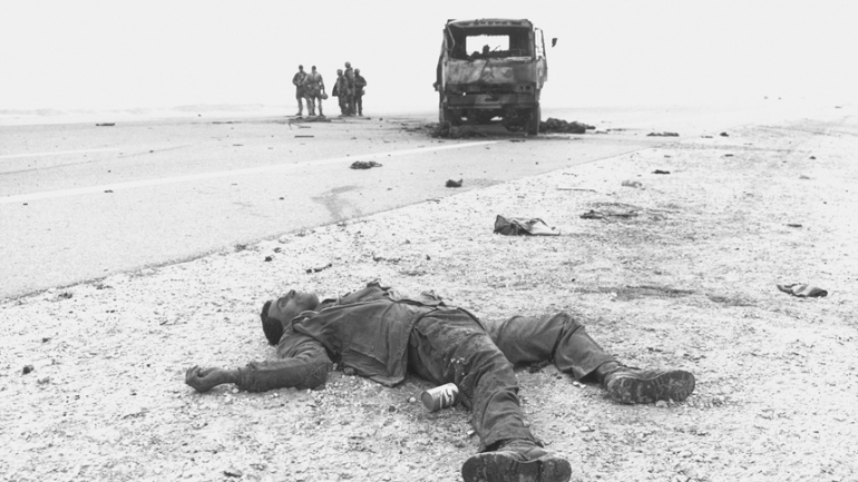 O cenário em volta da fotografia do homem carbonizado, captado por Kenneth Jarecke