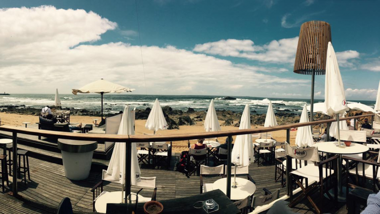 Aproveite para almoçar com vista para o mar