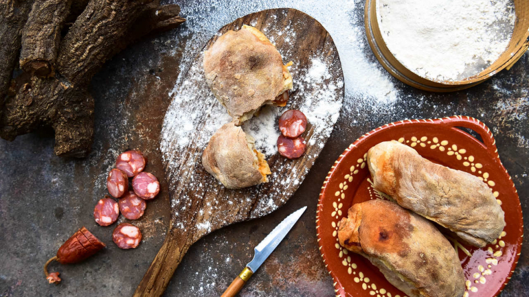 Não deixe de experimentar o pão com chouriço e a tábua de enchidos 