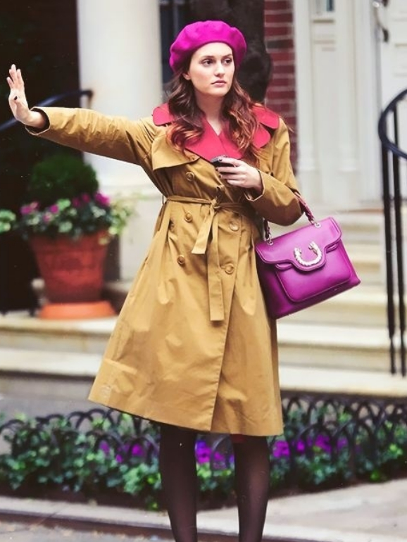 Blair Waldorf a combinar uma boina com uma carteira 