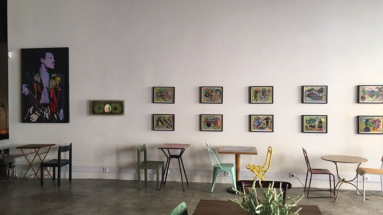 O Unobvious Lab também é uma loja de decoração — a mobília em que se senta está, quase toda, à venda