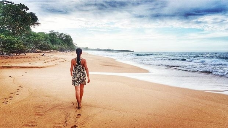 A apresentadora numa caminhada pela sua praia preferida - Bluff Beach no Panamá.