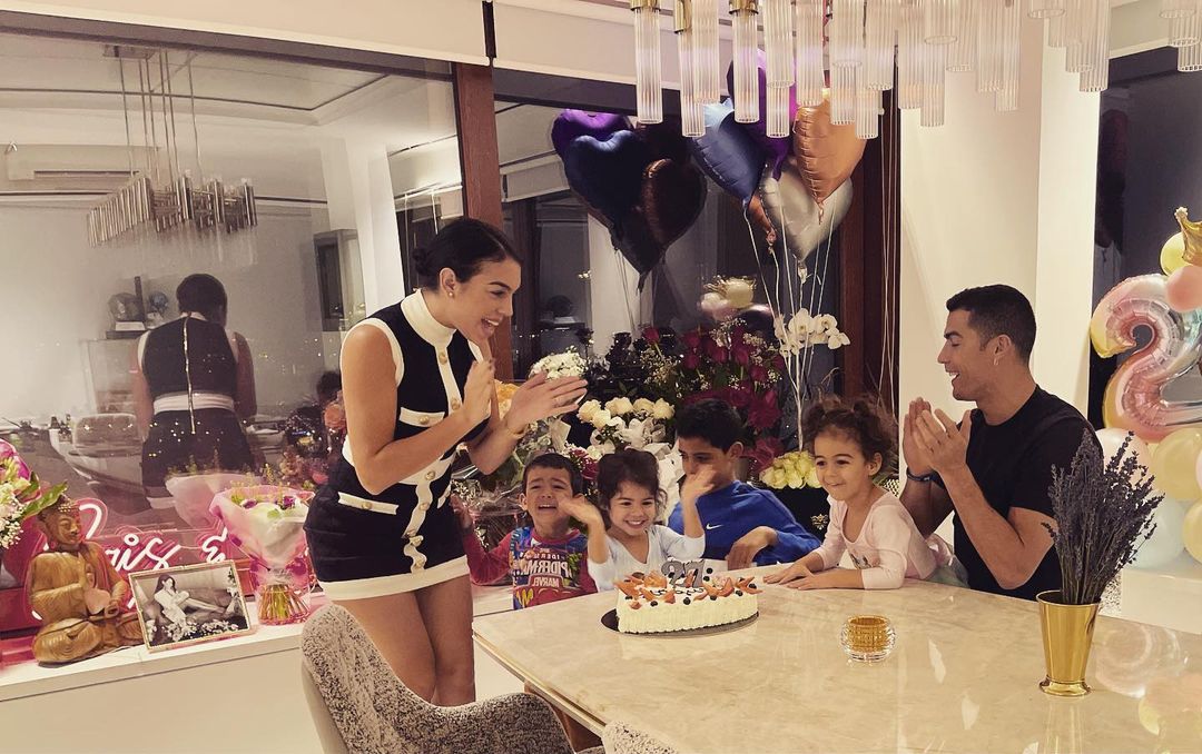 Cristiano Ronaldo e Georgina desobedecem a restrições de circulação e arriscam multa