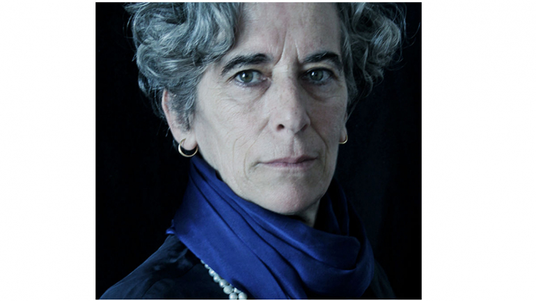 Ana Pérez-Quiroga tem 58 anos, é natural de Coimbra, e depois de um curso em história e arquitetura de Interiores, decide que o seu caminho é pelo mundo das artes plásticas.