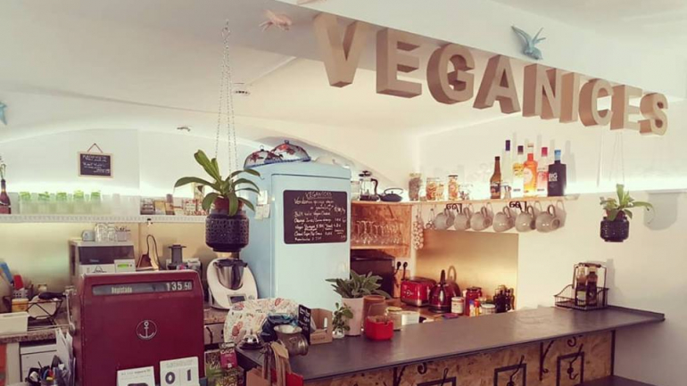 Além de mercearia e café, no Veganices acontecem workshops e palestras