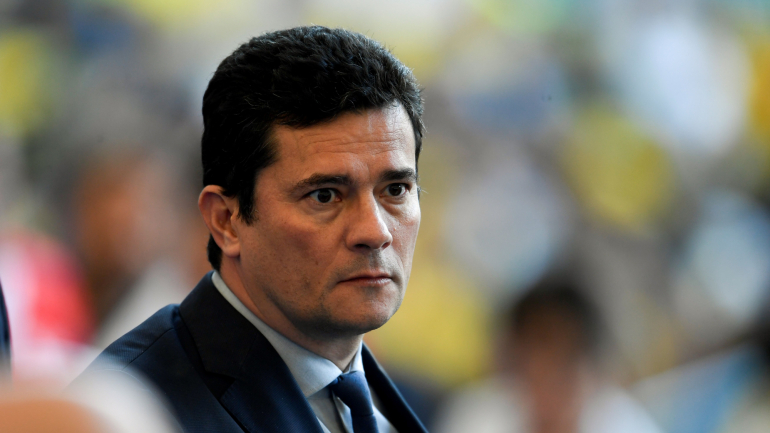 Sérgio Moro, ex juiz federal, foi escolhido pelo então Presidente do Brasil, Jair Bolsonaro, para ocupar o lugar de Ministro da Justiça