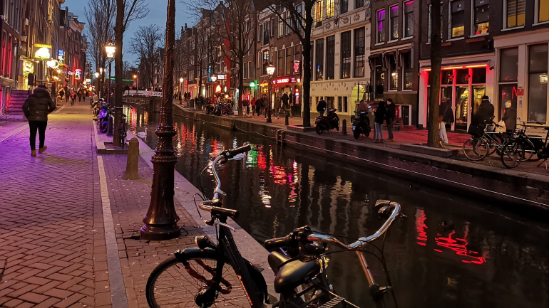 O Red District Light é conhecido como o bairro do sexo — e há strippers a dançar nas montras