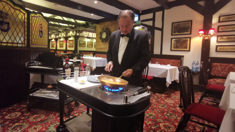 Almiro Vilar na arte de cozinhar um crepe Suzette