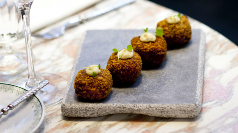O nosso carnívoro não vai conseguir esquecer este croquete tão cedo