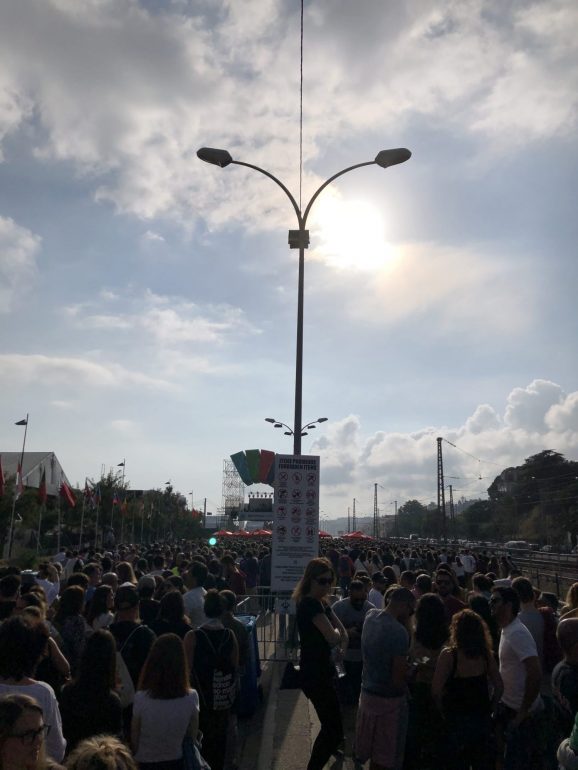 A fila para entrar no terceiro dia de festival. 