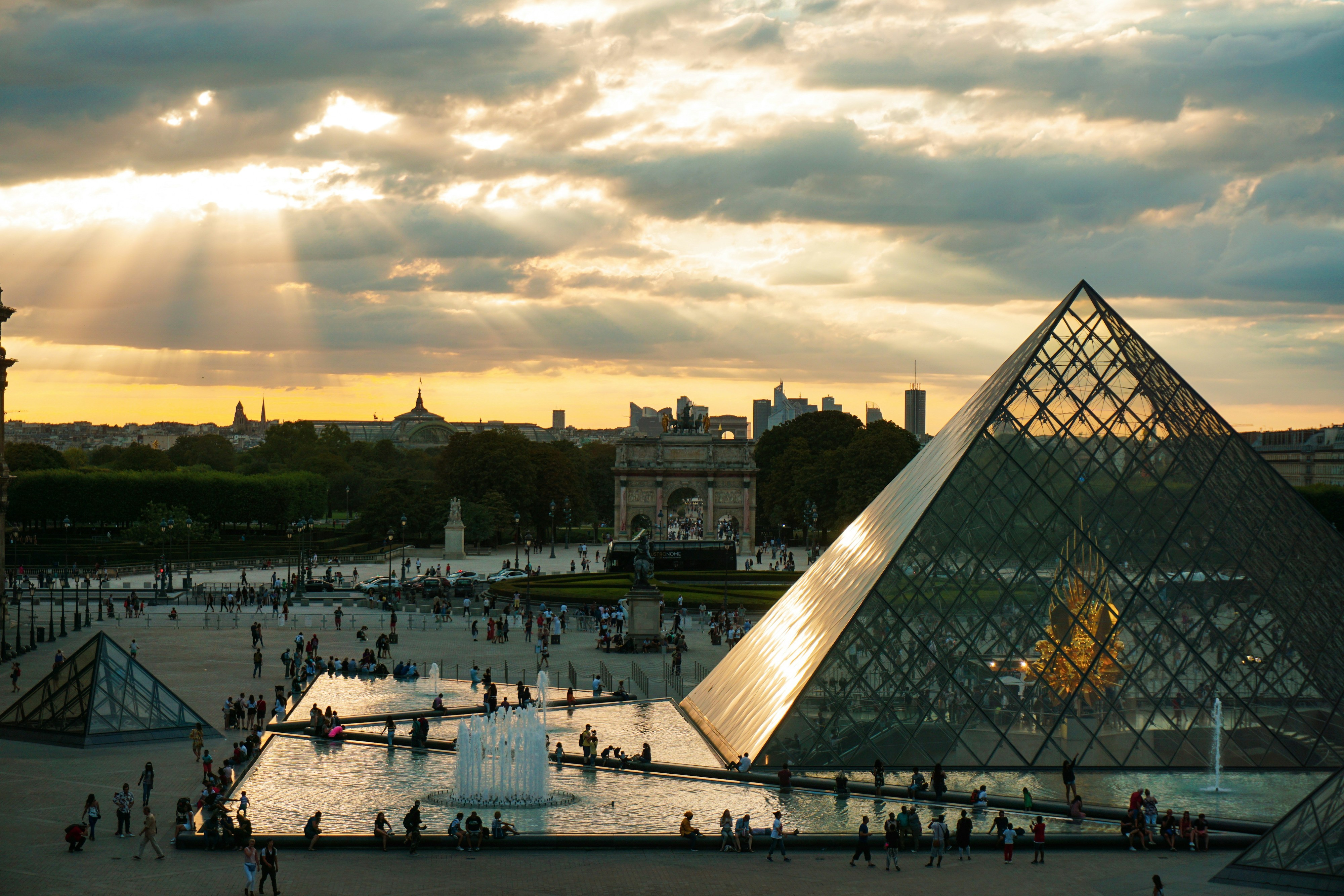 Museu do Louvre assaltado. Grupo estava mascarado, levou motosserras e roubou várias joias