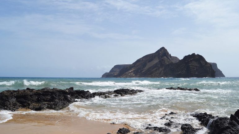 Uma praia limpa, onde a água é transparente e a temperatura está sempre agradável