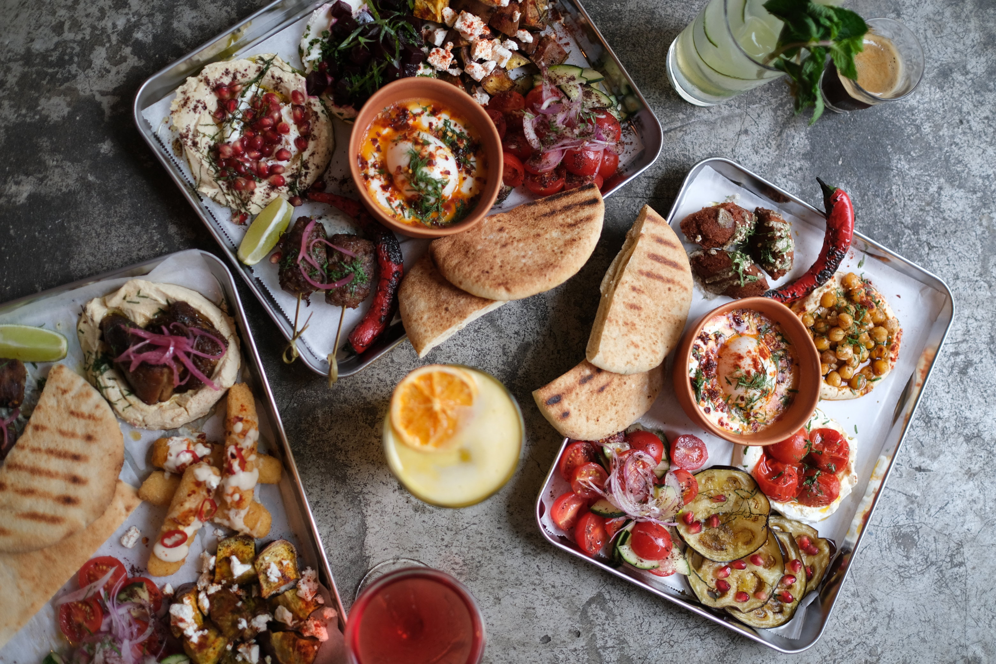 Esqueça as panquecas. Neste brunch serve-se húmus, falafel e carnes guisadas