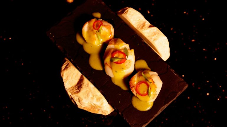 Vieiras salteadas com molho thai (14,10€) é um dos pratos de peixe disponíveis
