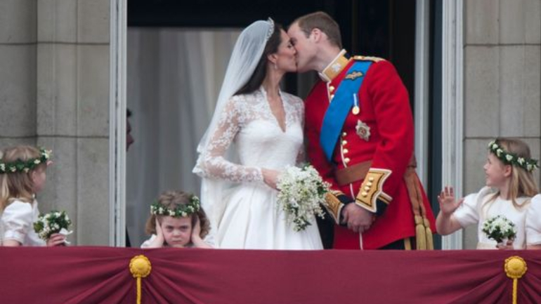 O momento do beijo na varanda do palácio de Buckingham 