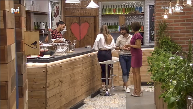 As calças de André foram a pior parte do seu look