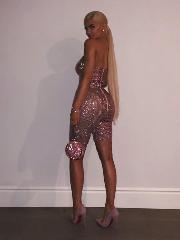 Kylie Jenner e o seu cabelo XXL. 