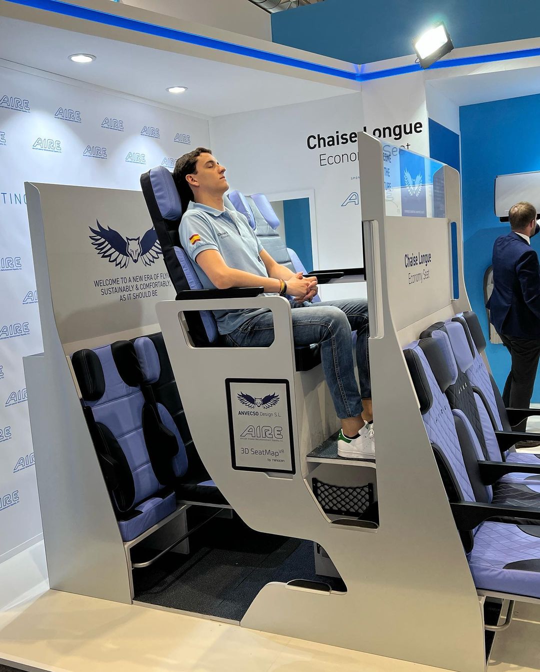 Assentos com 2 andares. Será este o futuro dos aviões? Veja as imagens do protótipo