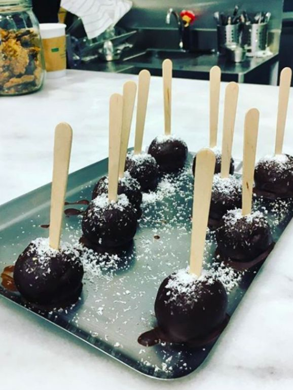 Do Bolo-Rei à tarte de amêndoa ou ao cheesecake. 13 sítios para encomendar doces saudáveis para o Natal