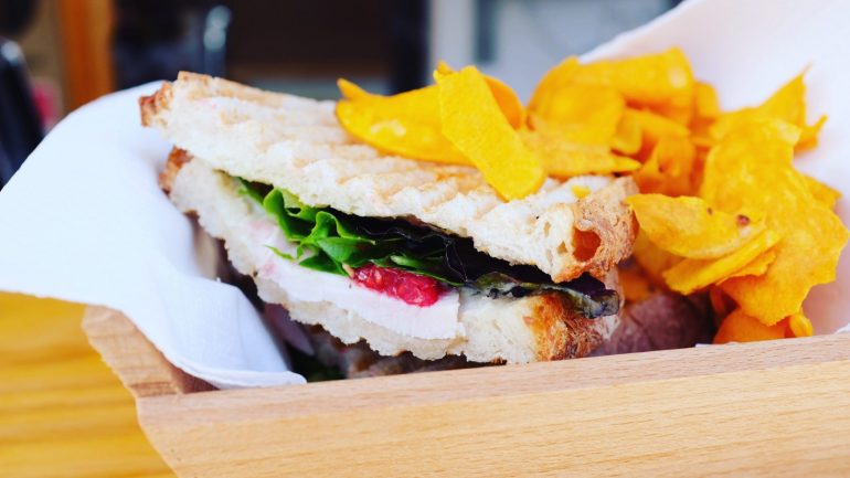 Além das cervejas, há tostas e tábuas de queijo e enchidos.