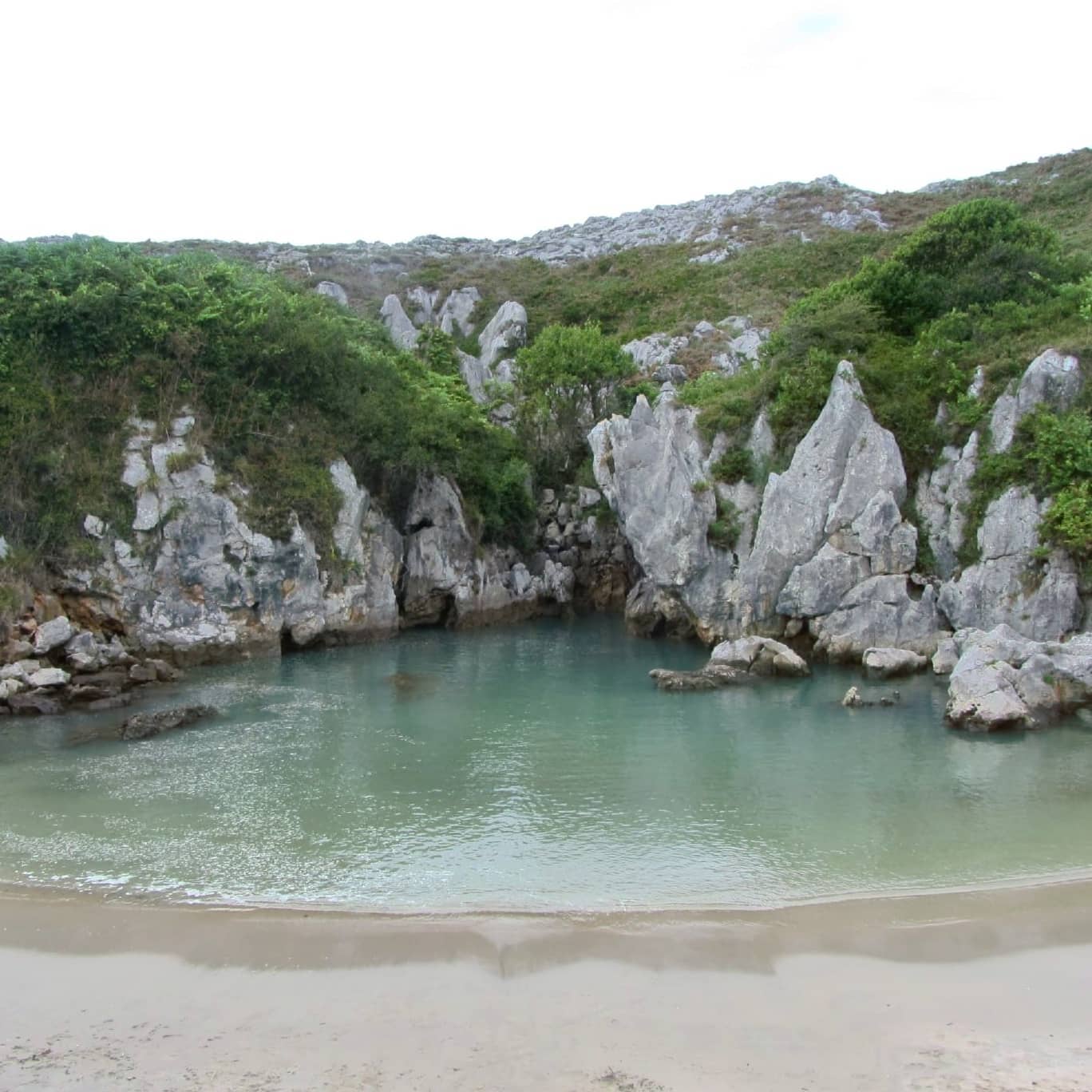 10. Praia de Gulpiyuri, Llanes – Astúrias, Espanha
