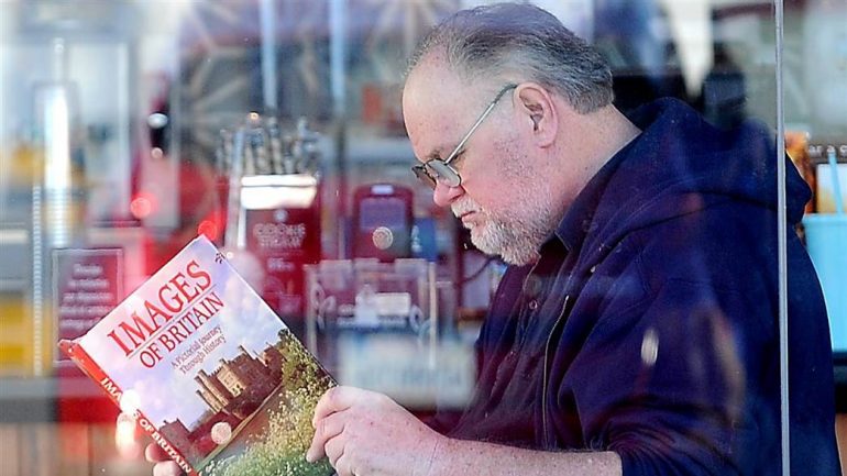 Thomas Markle lê um livro sobre a Grã-Bretanha enquanto o paparazzi lhe tira fotografias