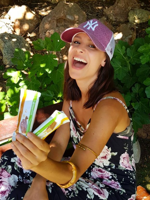 A atriz com os snacks Herbalife 