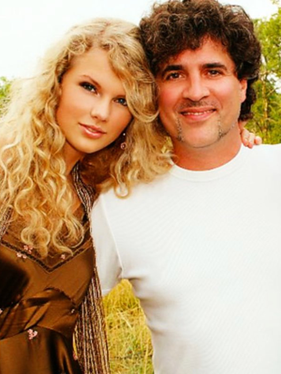 Taylor Swift e Scott Borchetta no início de carreira da artista 