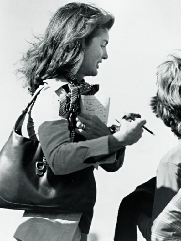 Jackie Kennedy com a carteira Gucci com o mesmo nome