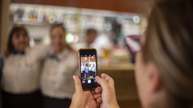 Os funcionários tiveram tempo para tudo: servir os clientes, tirar selfies e trocar contactos