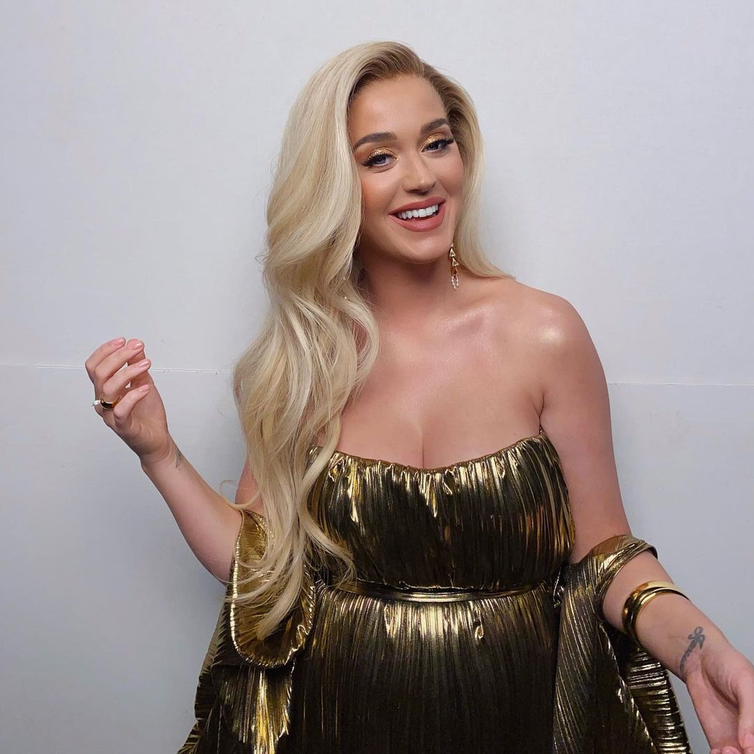 Três meses depois de ser mãe, Katy Perry revela o que se esconde debaixo de look sensual