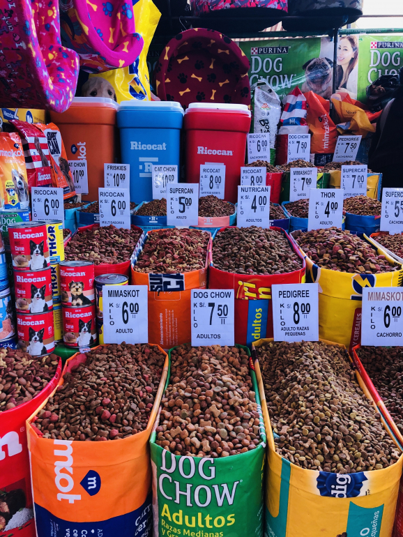 Havia comida de animal a granel em todos os mercados e lojas do Peru